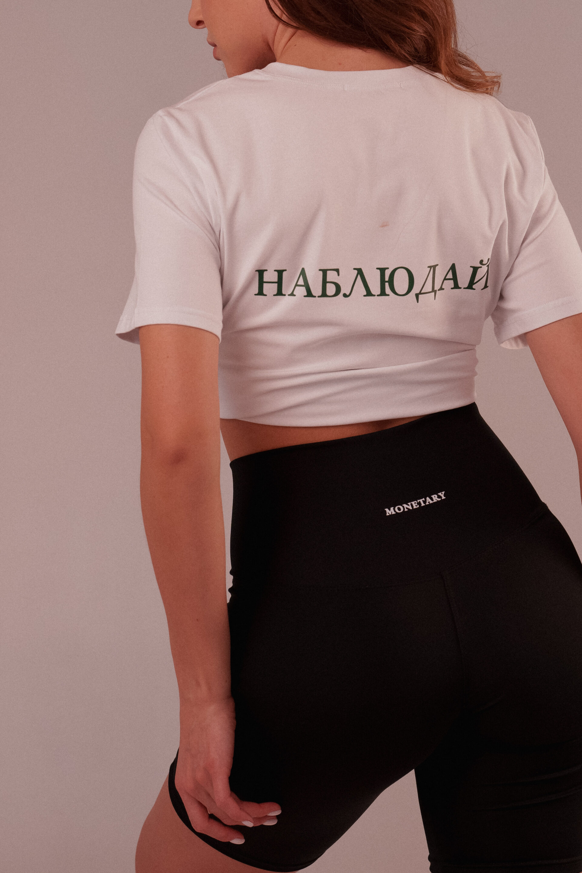 Укороченная футболка с узлом "Наблюдай"